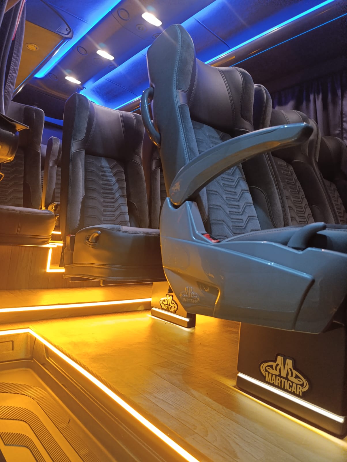 Van executiva da LMG Transporte e Turismo