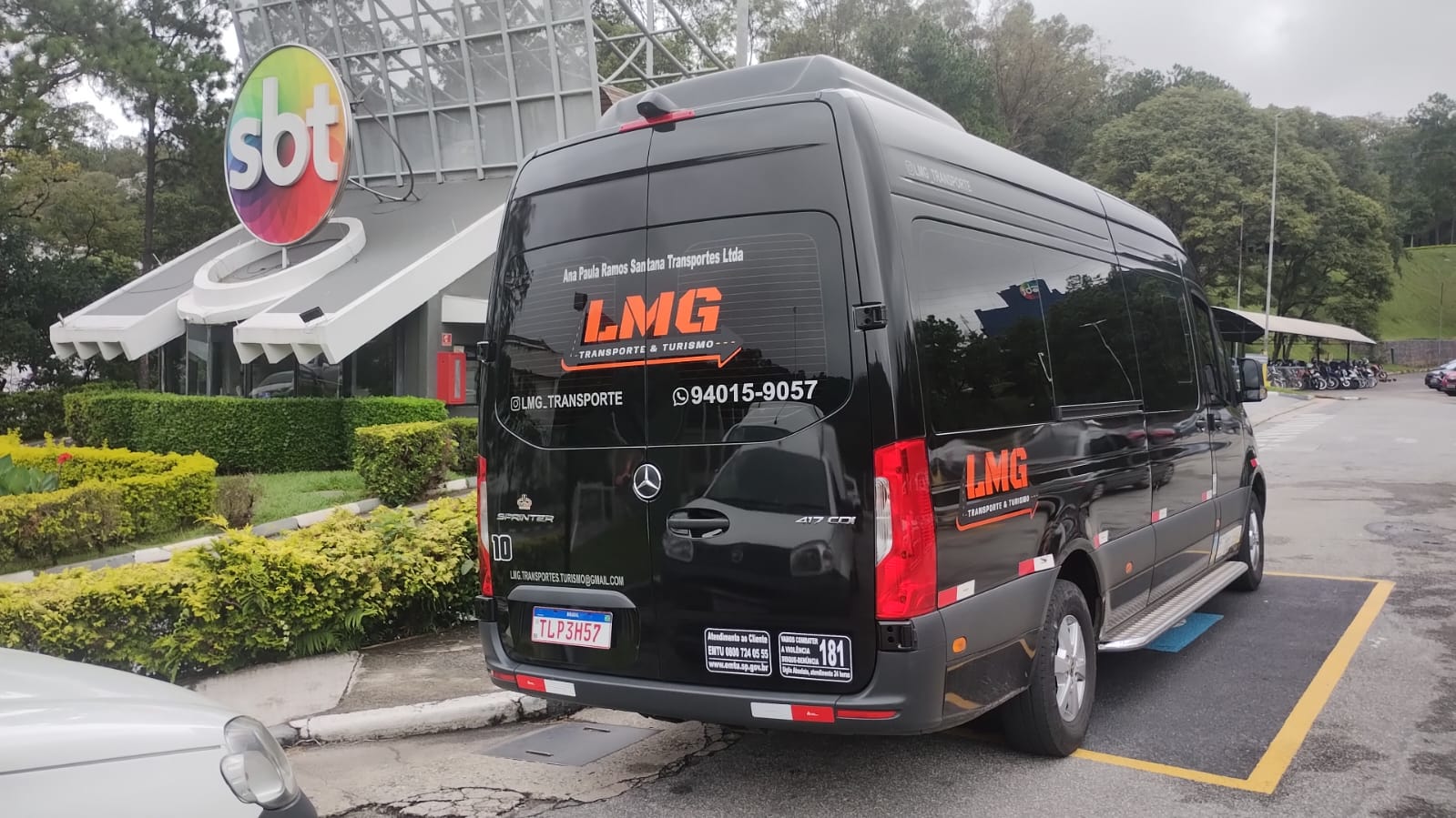 Van da LMG estacionada em atendimento externo