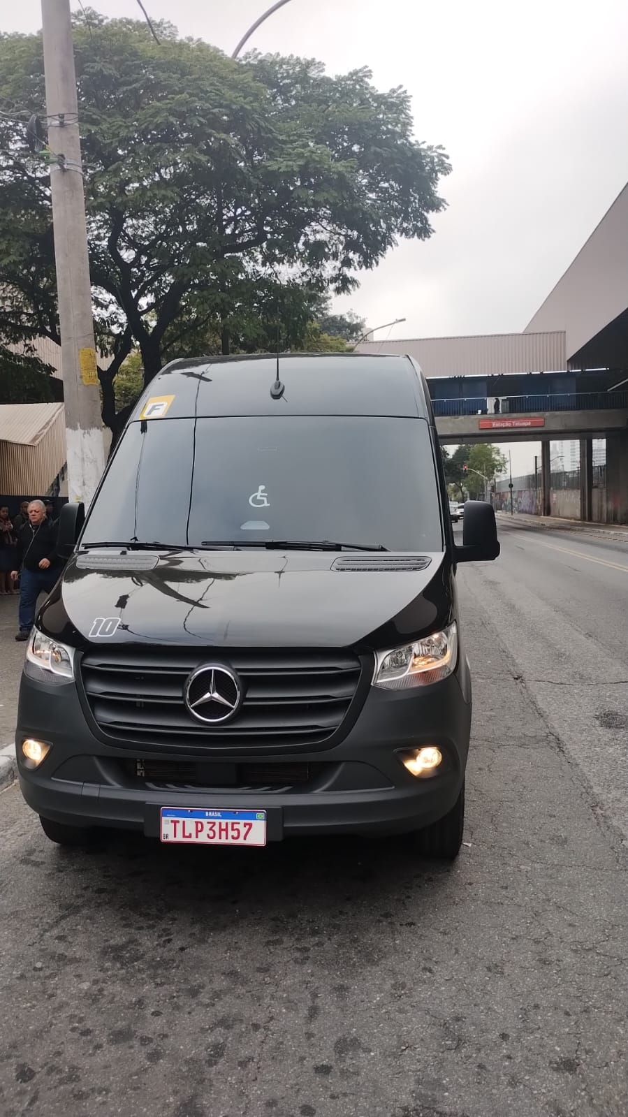 Vista frontal da van executiva da LMG