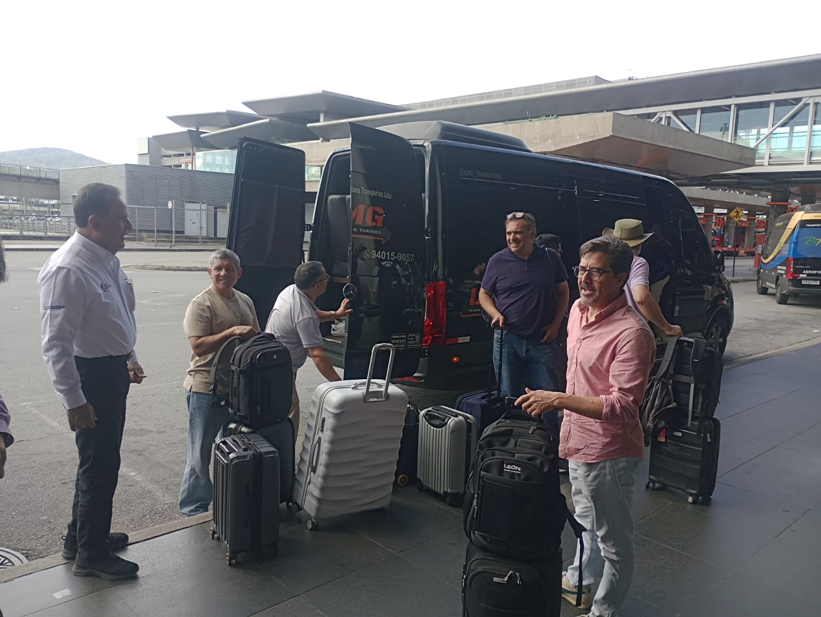 Embarque de passageiros com bagagens em atendimento de transfer